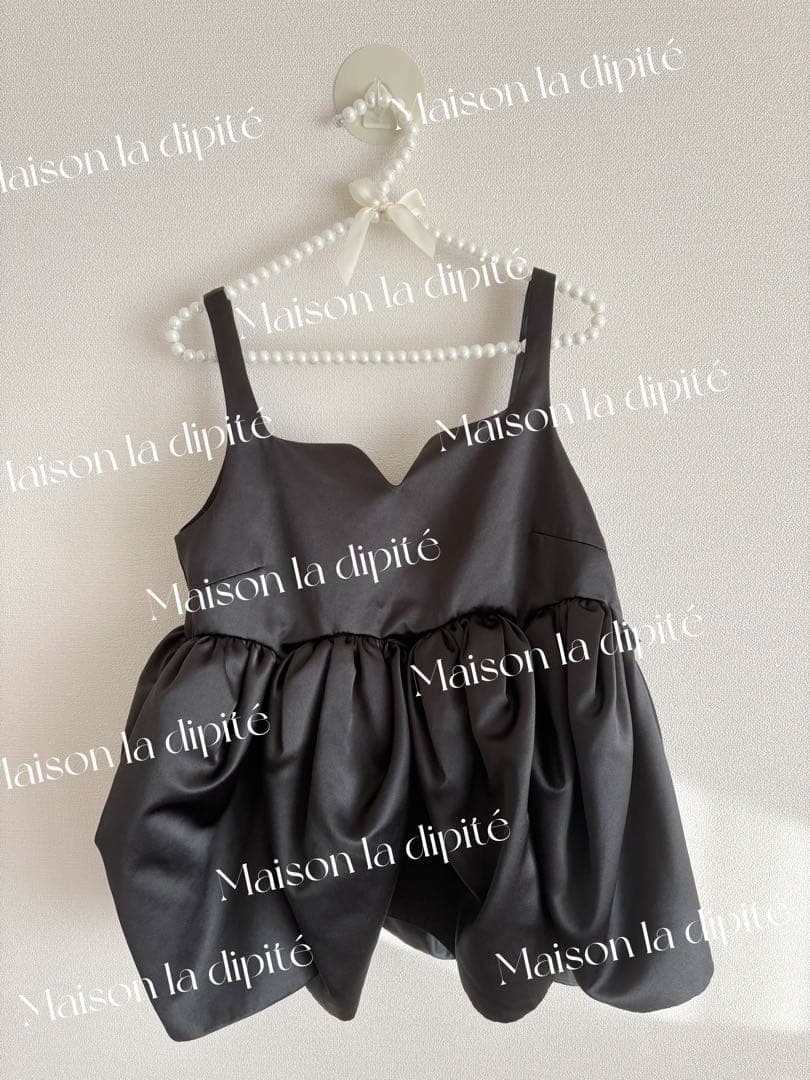 Bibiy. センシュアルな胸元。艶素材マーメイドトップス｜レイヤードも◎