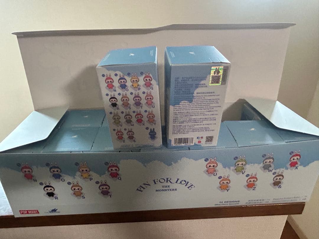 s*e様 正規品・新品ラブブ アルファベット PIN FOR LOVE 4個