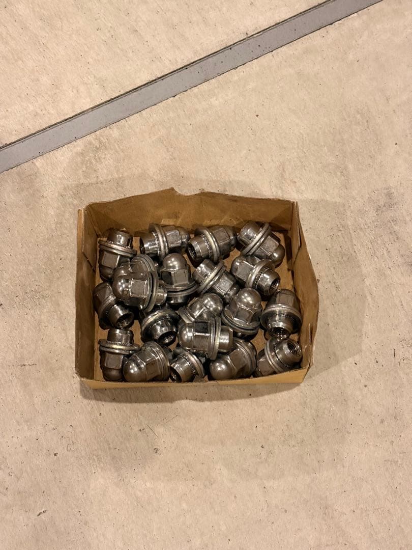 【はなちゃん様専売】デリカd5シャモニー純正タイヤ4本セット【新車外し】