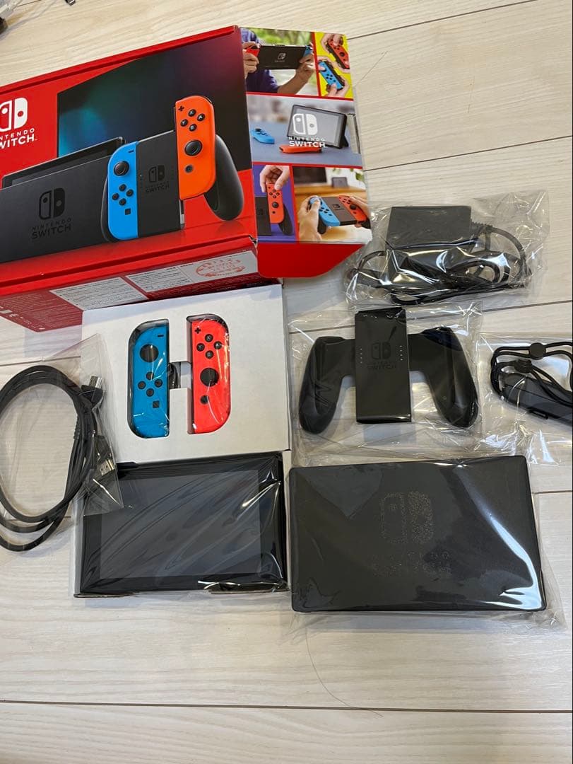 去年購入数回使用美品！Nintendo Switch箱付き本体