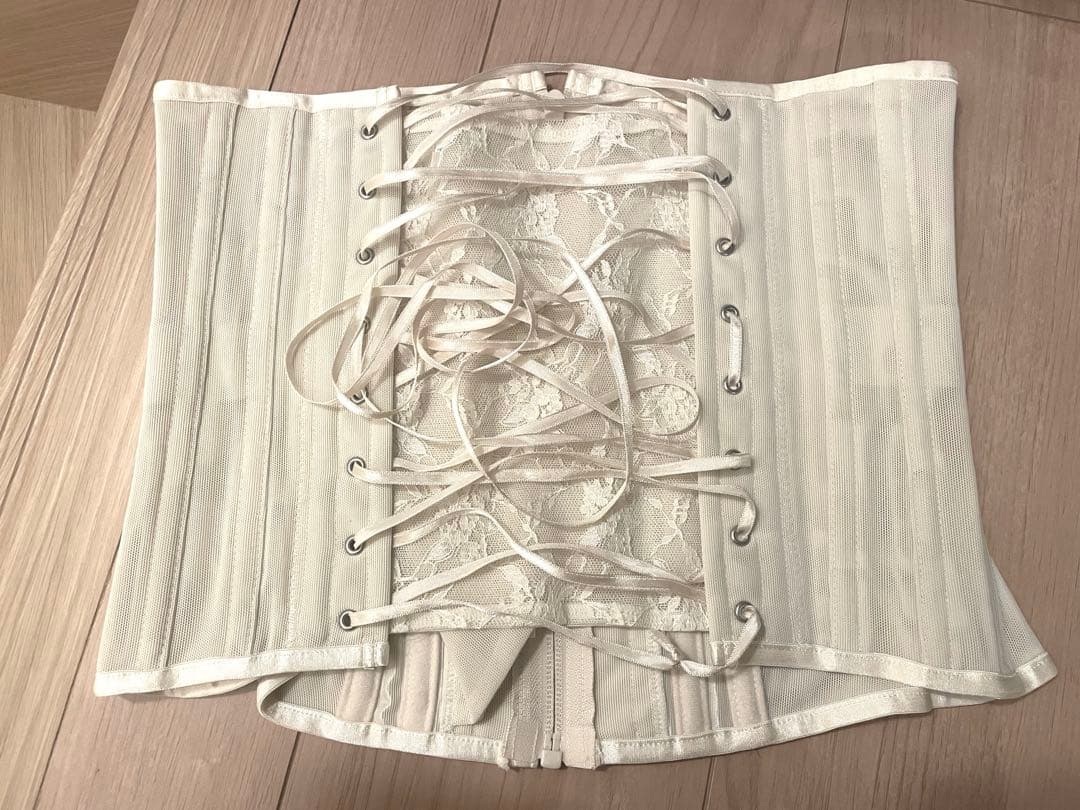 元鈴木さん　コルセット シレーヌ ベージュ sサイズ　真珠　Sirene