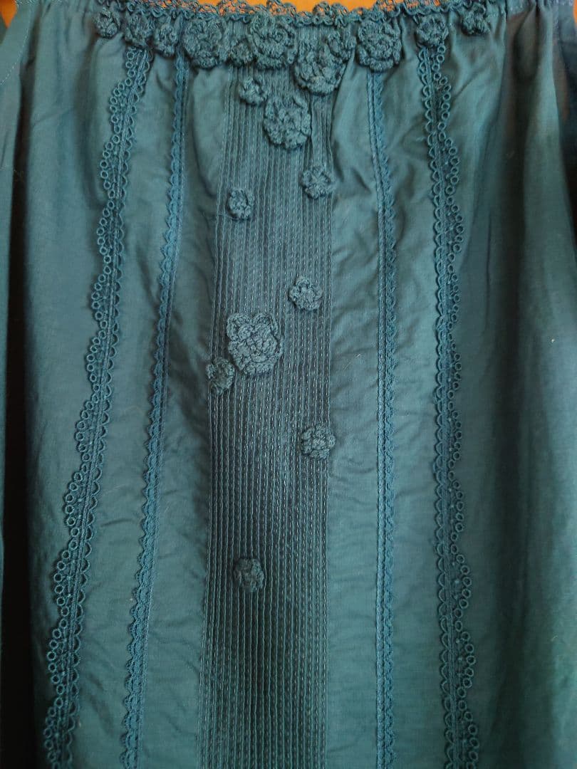 未使用　極美品ピンクハウスの花の刺繍と裾野 レースが美しい 藍色キャミソール