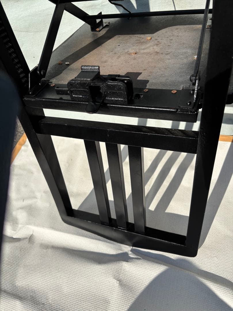 背もたれ付ピアノ椅子　足部フェルト付き　座面新品比較的きれい　スラットバック椅子