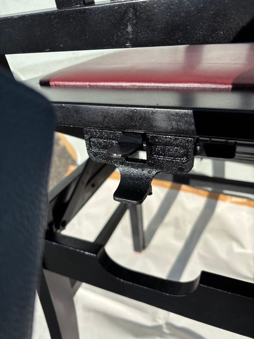 背もたれ付ピアノ椅子　足部フェルト付き　座面新品比較的きれい　スラットバック椅子