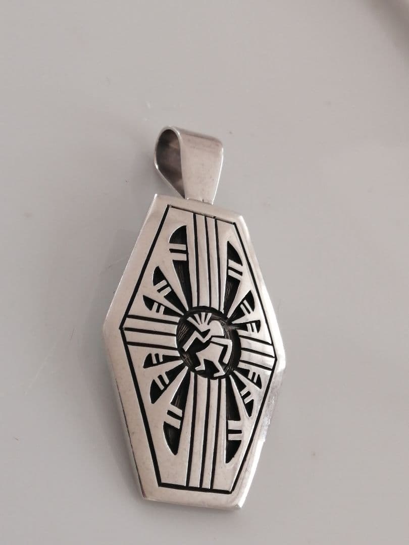 ルシオンバ　ホピ族　ココペリ　ペンダントトップ　STERLING