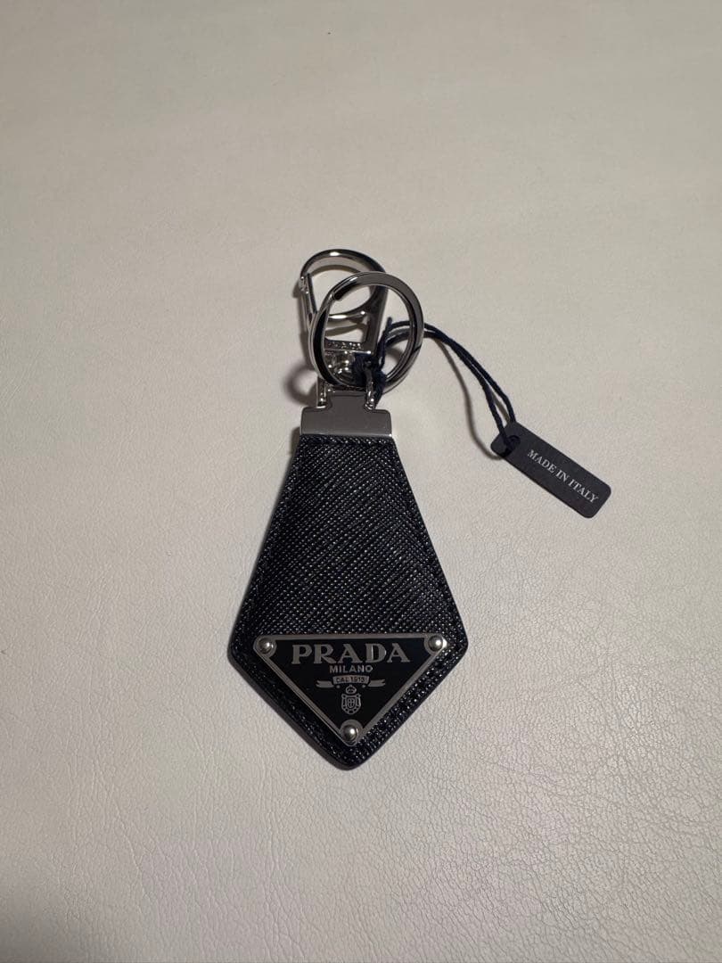 み　　未使用品　PRADA ブラックナイロン キーホルダー