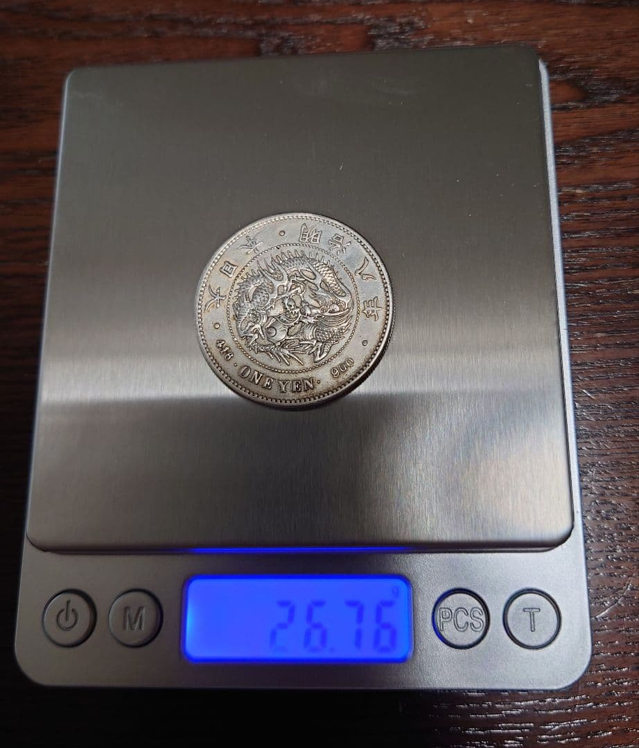 修正品　一圓銀貨明治８年　左丸銀打ち