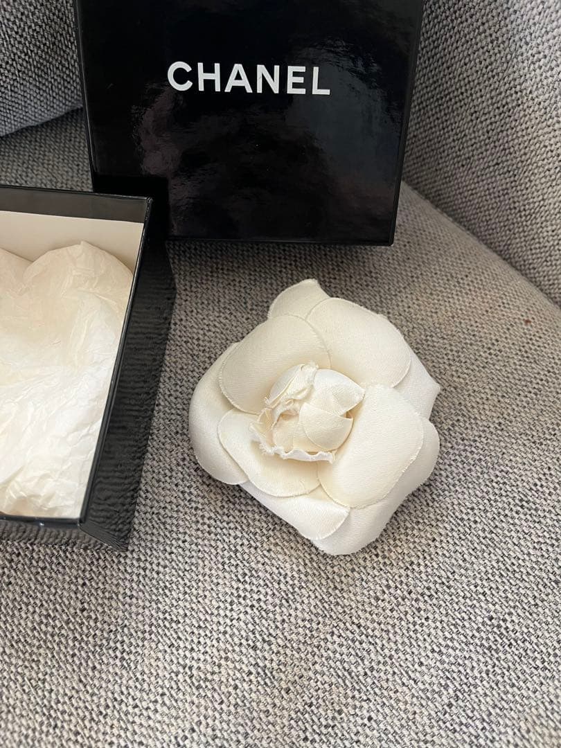 CHANEL カメリア　ホワイトフラワー　ブローチ　コサージュ