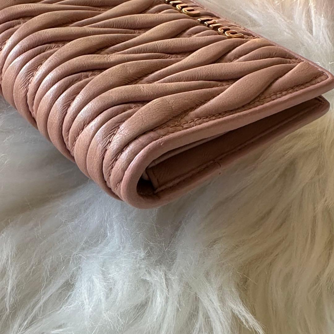 MIUMIU マテラッセ 二つ折り 財布 ピンク ベージュ レザー