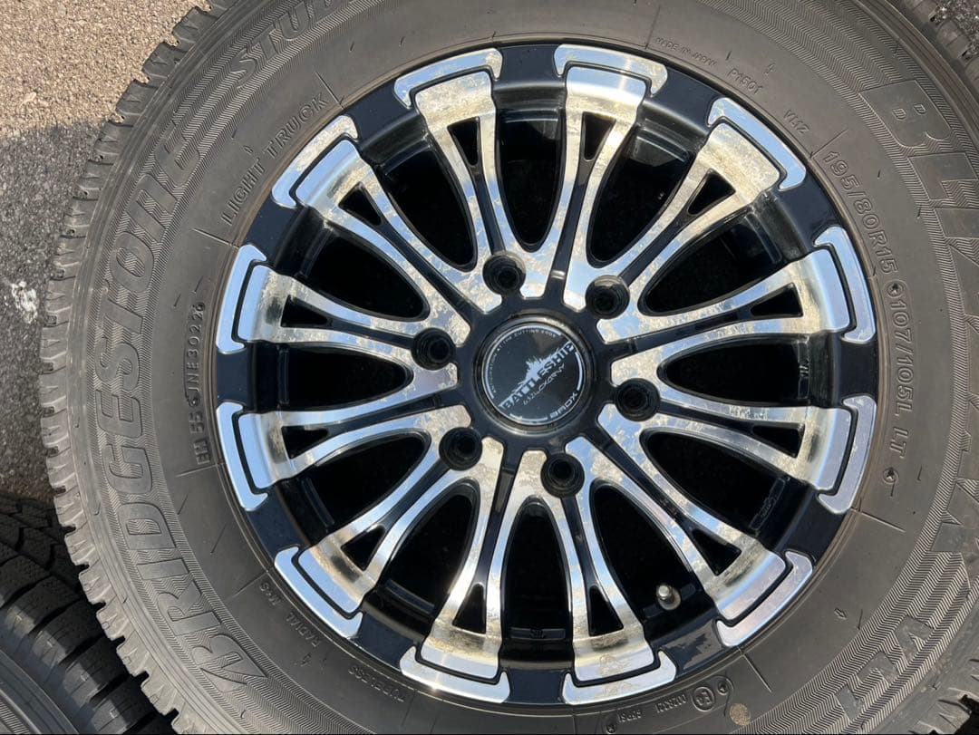 ハイエース　スタッドレスタイヤ　15インチ　①