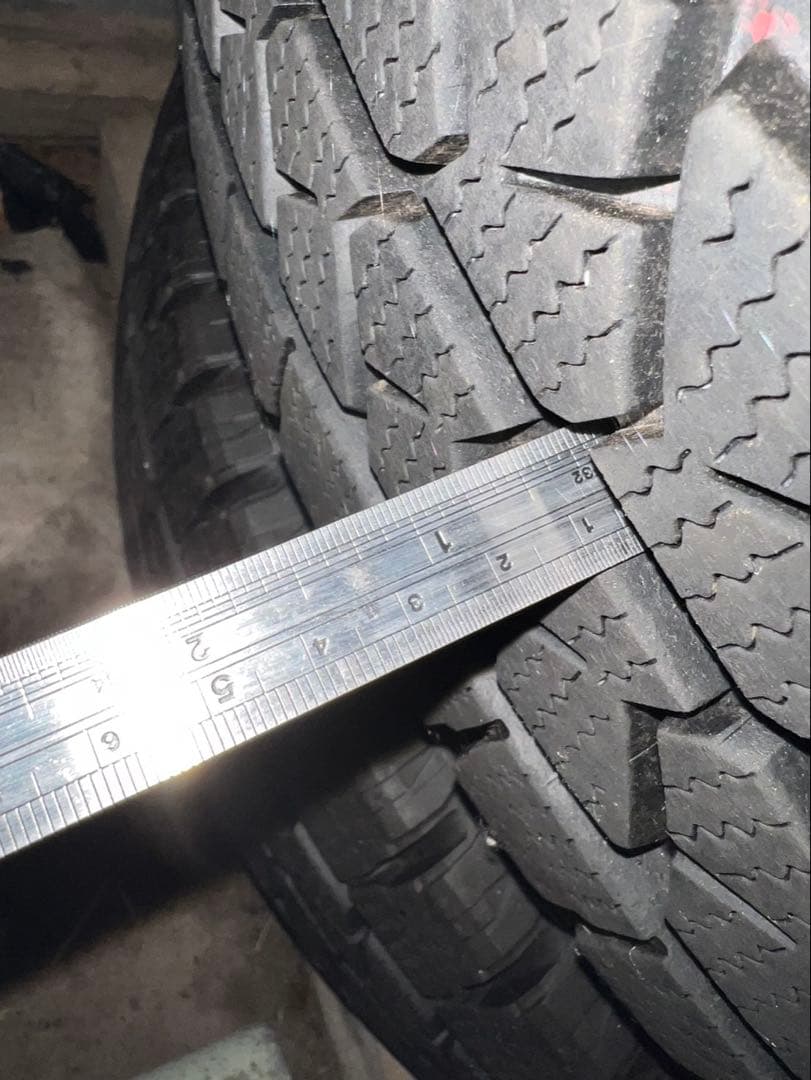 ハイエース　スタッドレスタイヤ　15インチ　①