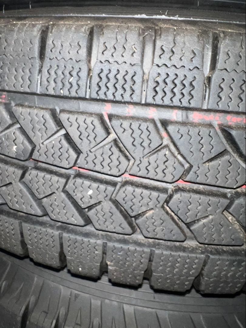 ハイエース　スタッドレスタイヤ　15インチ　①