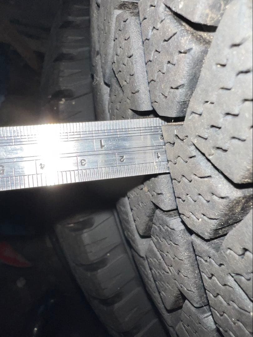 ハイエース　スタッドレスタイヤ　15インチ　①