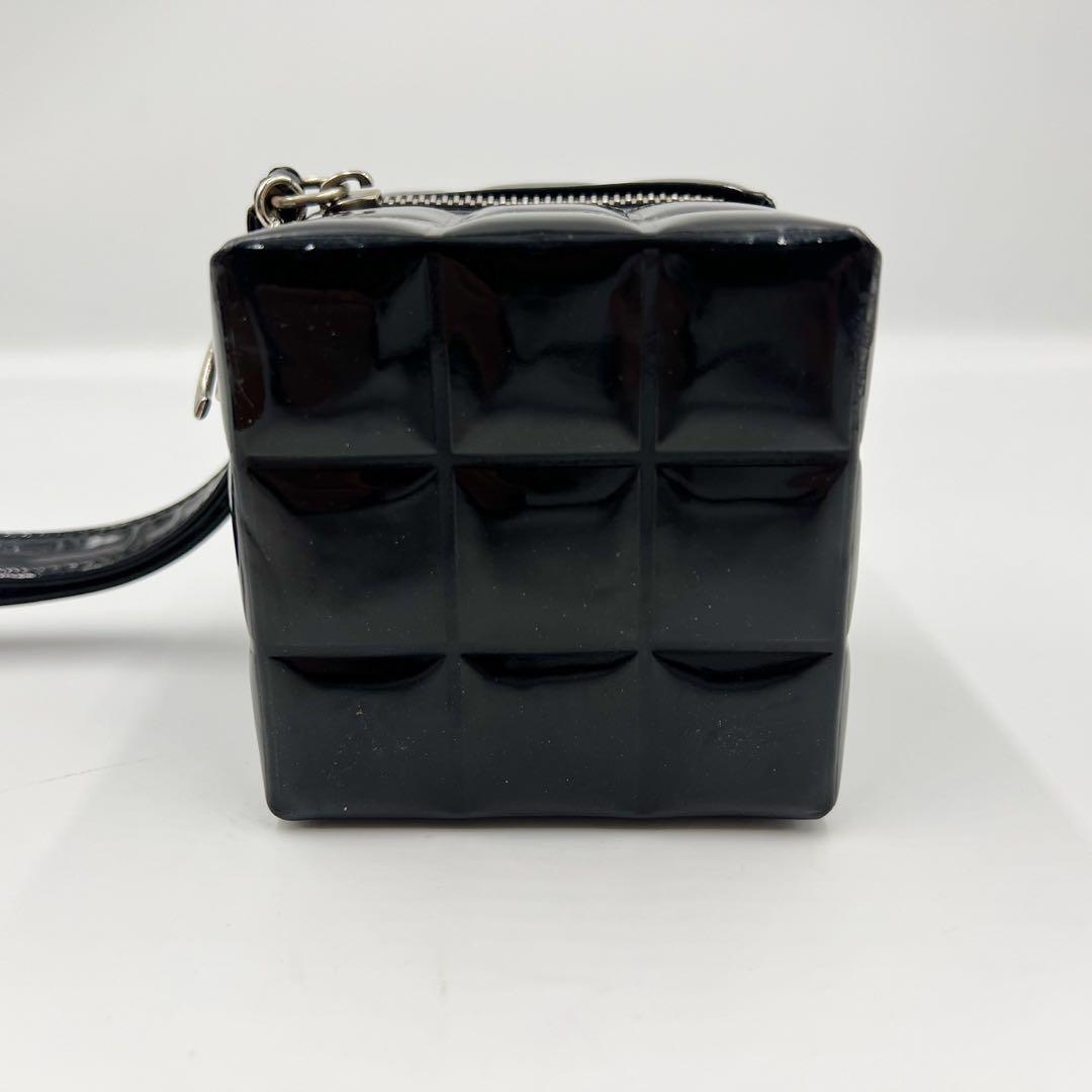 CHANEL シャネル　ココマーク　エナメル　バニティ　ポーチ　ブラック