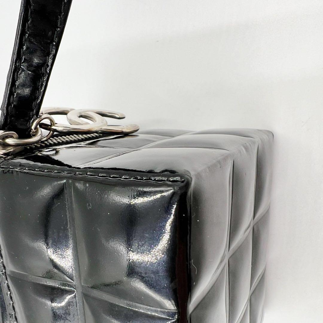 CHANEL シャネル　ココマーク　エナメル　バニティ　ポーチ　ブラック