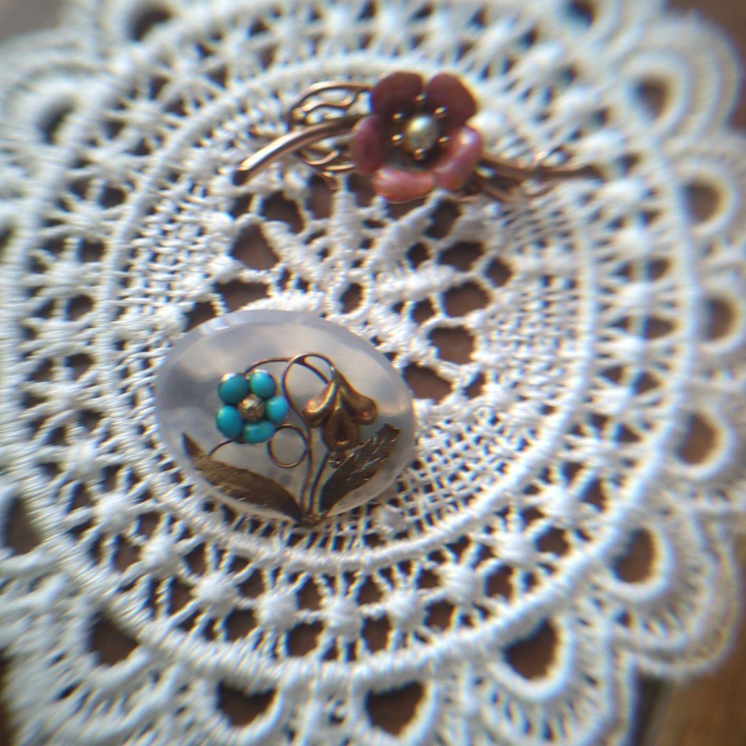 【アンティーク】ホワイトカルセドニーとトルコ石の勿忘草ブローチ