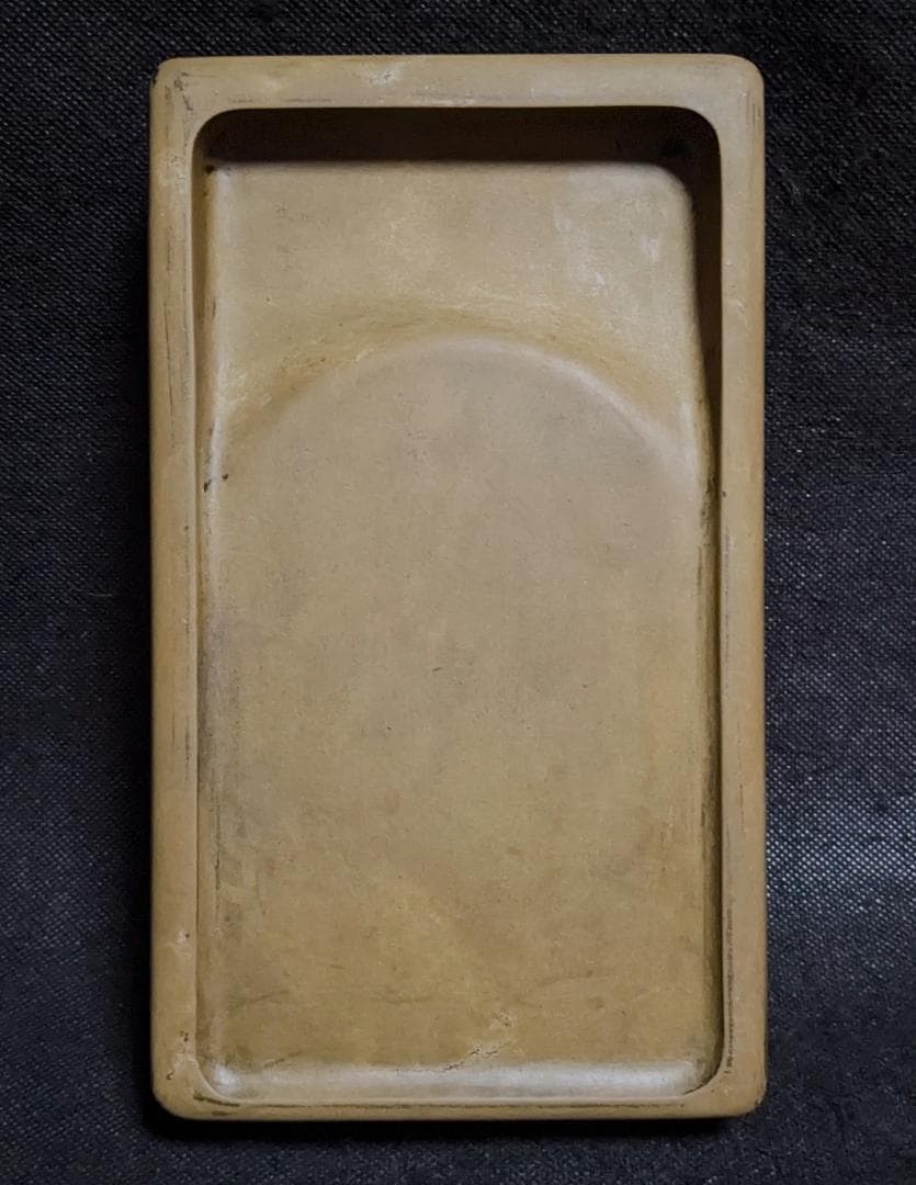 【次吉。】　　　　◆澄泥硯（鱔魚黄／約八吋長方／蘇州霊巖山／唐木箱）