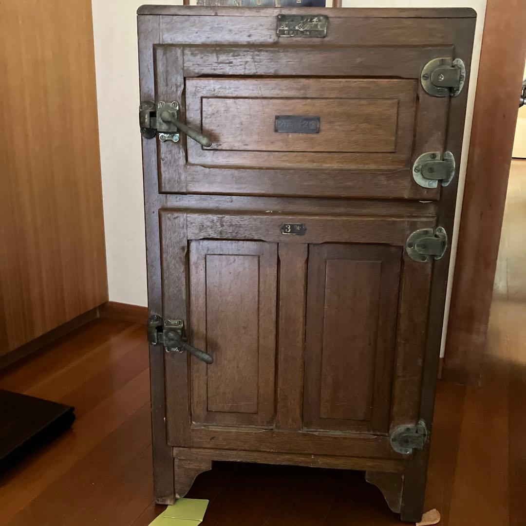 レトロな木製冷蔵庫　シロガネ　松坂屋　ディスプレイ　収納