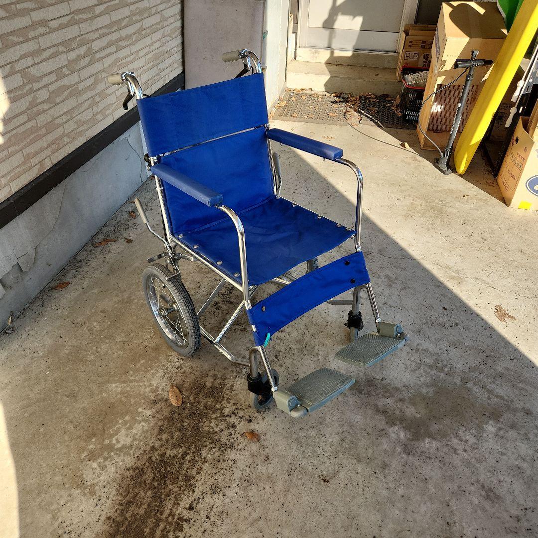 青い折りたたみ式介助用車椅子