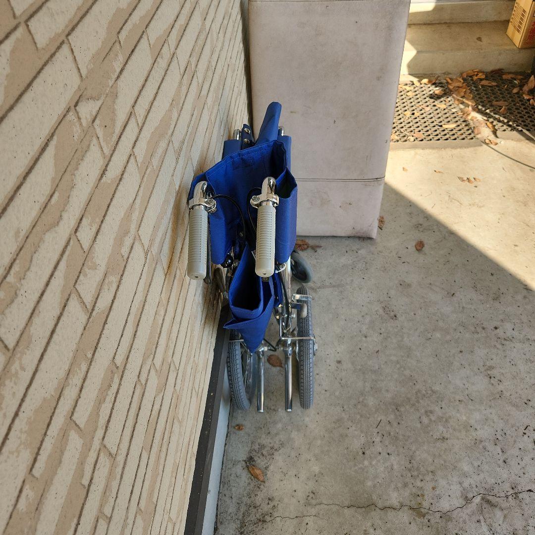 青い折りたたみ式介助用車椅子