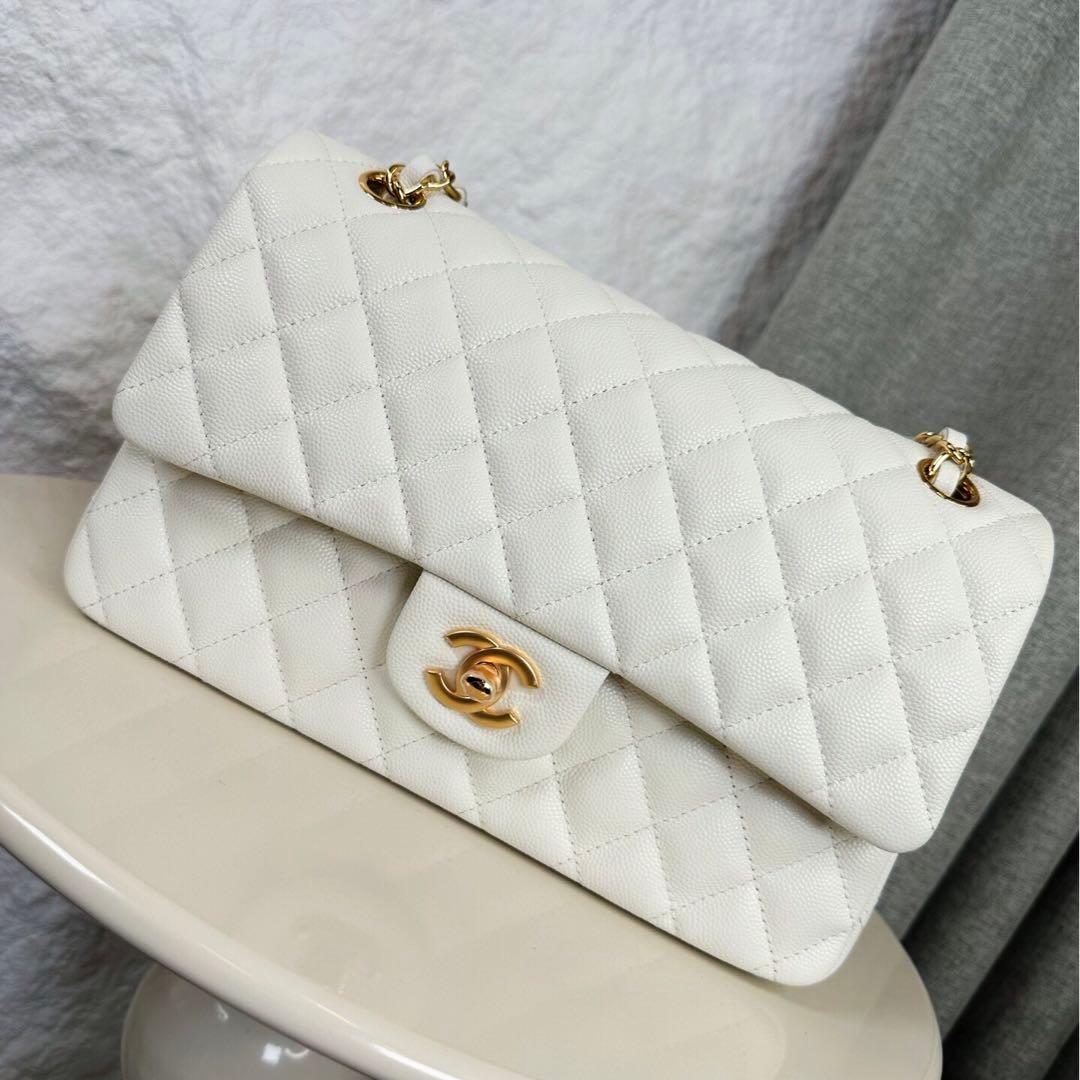 ホワイトのキルティングレザー製、ゴールドチェーン付き ショルダーバッグです