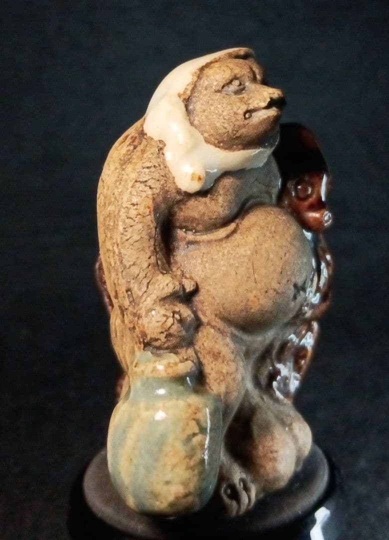 向井和平 在銘 根付「蛸と酒を買って帰る狸 」砥部焼 中興の祖 名品