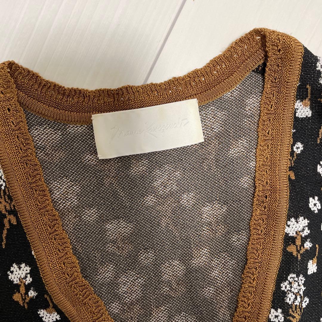 マメクロゴウチ　花柄 黒 ニットベスト Vネック ノースリーブ