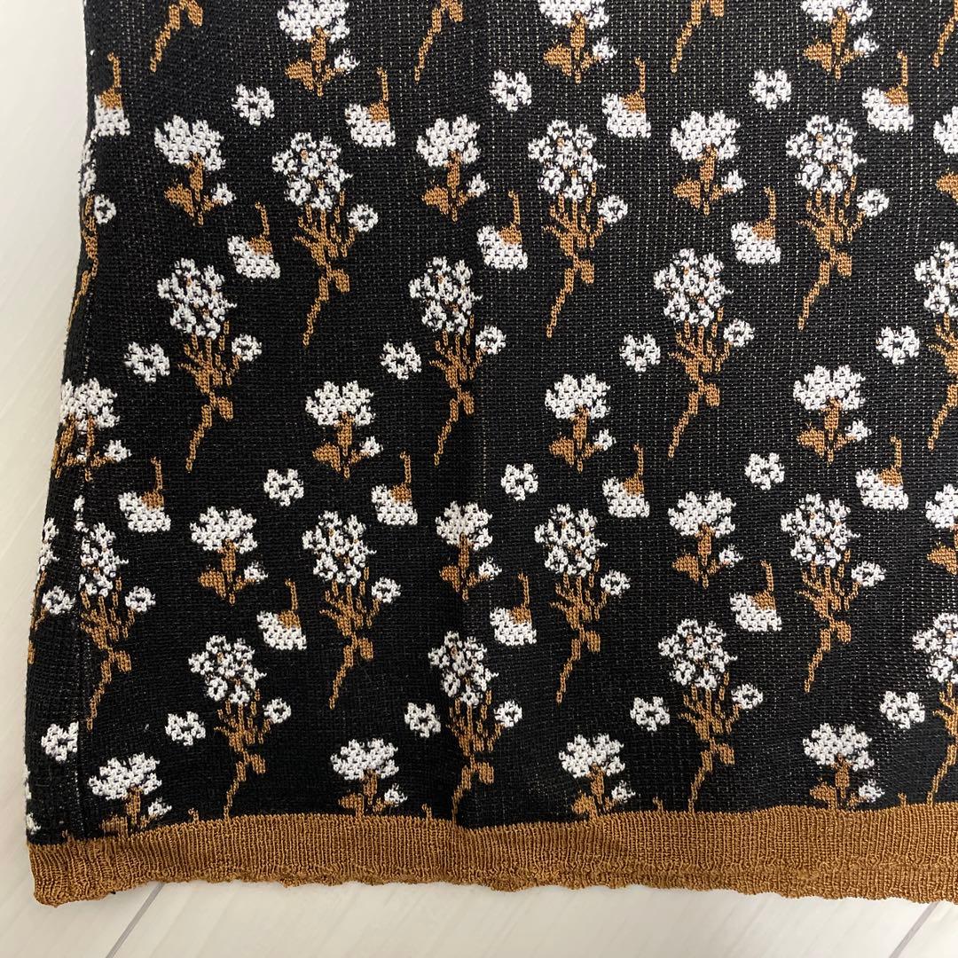 マメクロゴウチ　花柄 黒 ニットベスト Vネック ノースリーブ