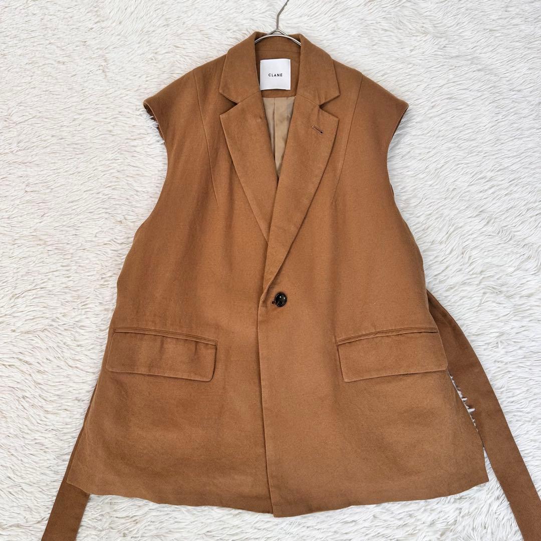 CLANE テイラードベスト ジレ ベルト付き ウールコットン混 キャメル