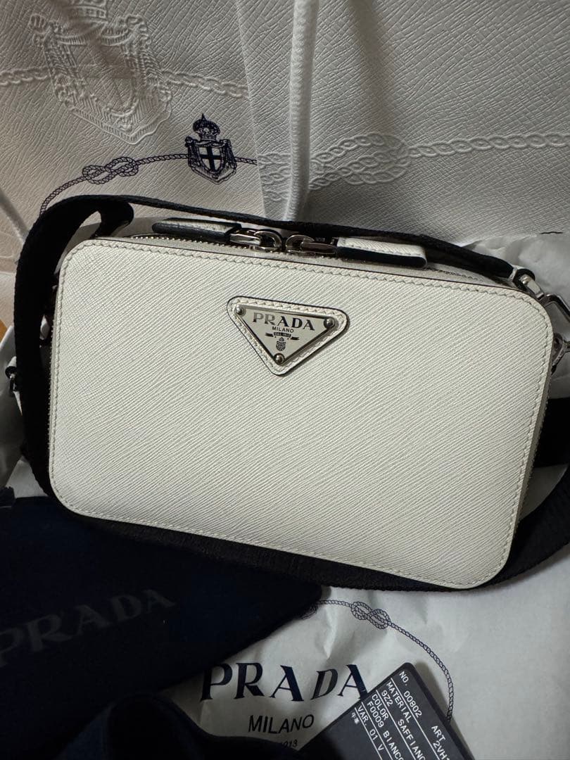 PRADA サフィアーノレザーショルダーバッグ　ホワイト