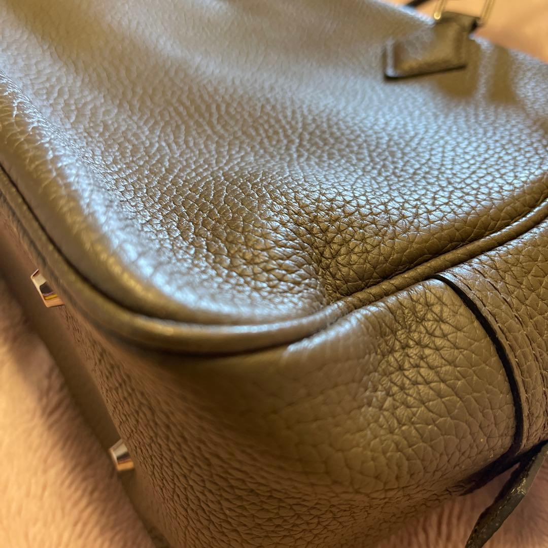 グレー レザー ハンドバッグシルバー金具 お仕事や学校行事にもスマートな佇まい