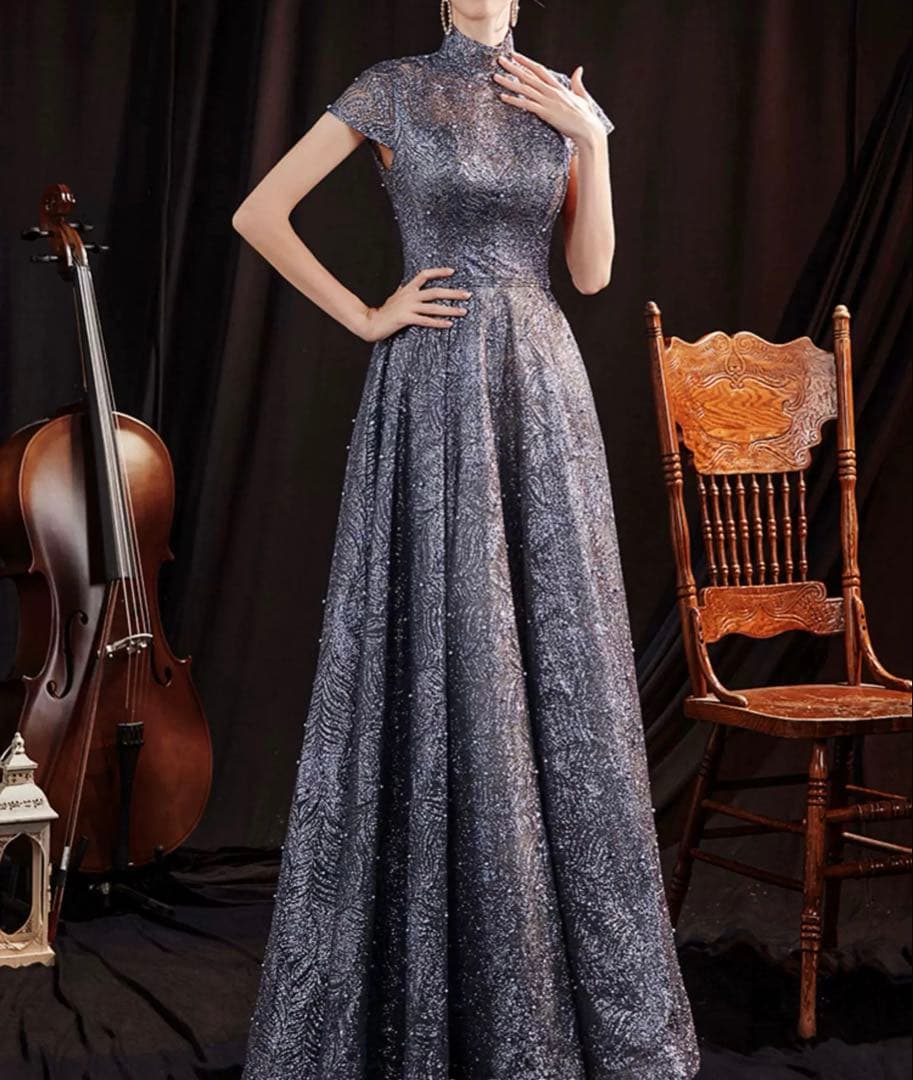 パール付き 煌びやかな生地が美しい 半袖のイブニングドレス