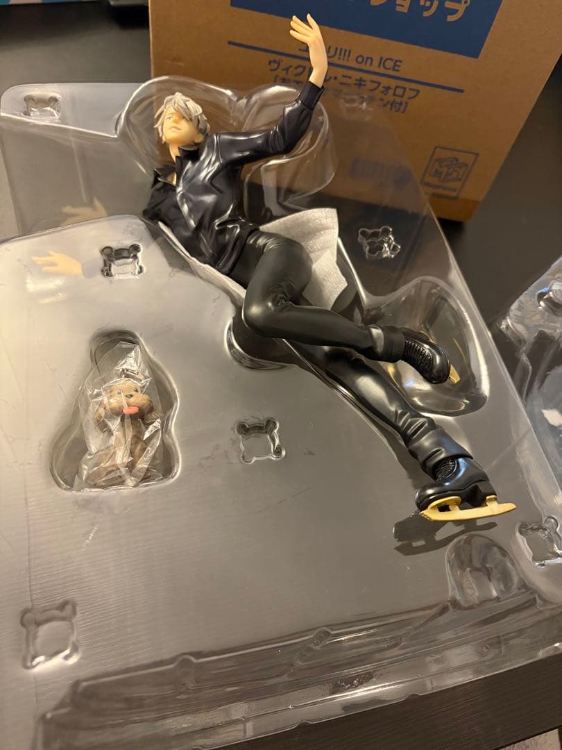 ユーリon ICE ヴィクトル・ニキフォロフ 1/8スケールフィギュア