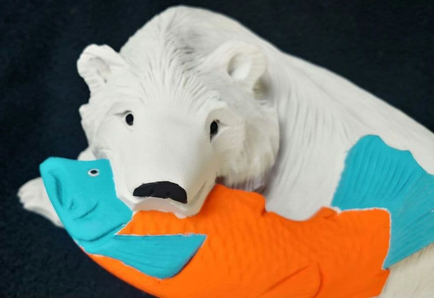 木彫り熊の置物（大きめ）シロクマアレンジ（33☓19.5☓23cm、2.3kg）