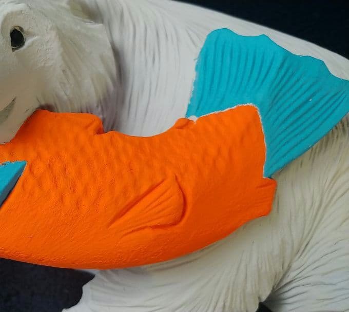 木彫り熊の置物（大きめ）シロクマアレンジ（33☓19.5☓23cm、2.3kg）