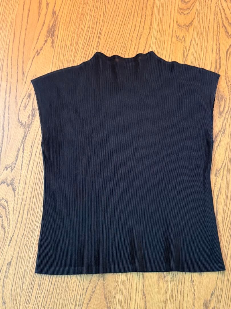 イッセイミヤケ　プリーツプリーズ　ベスト　ノースリーブ　サイズ3