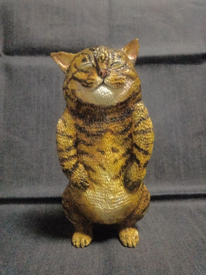 木彫りのキジトラ猫