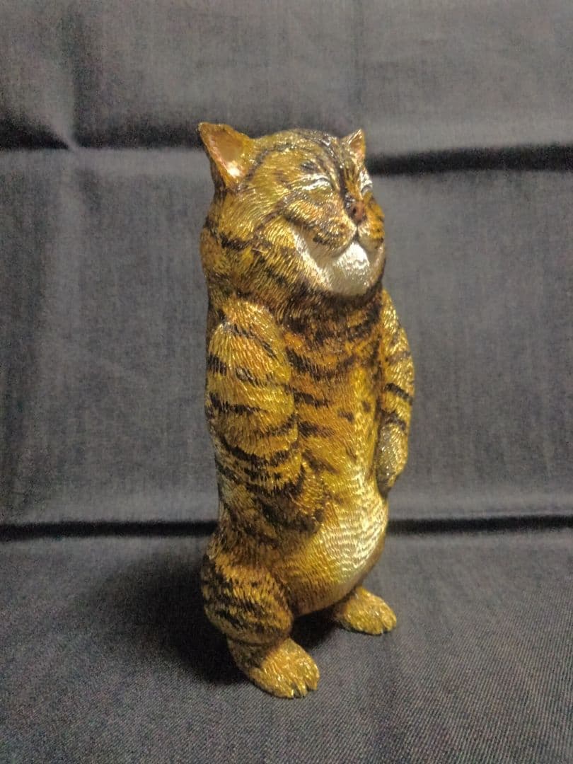 木彫りのキジトラ猫