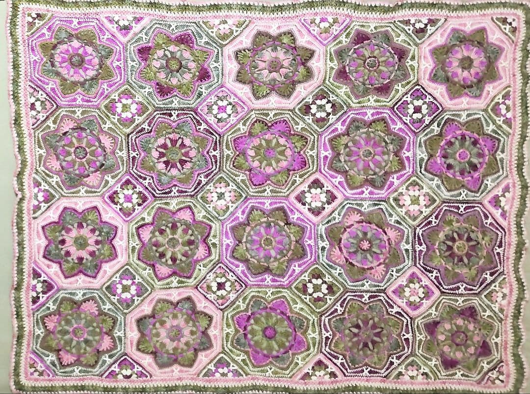 C425　手編みマルチカバー　ブランケット　モチーフ編み　大判　曼陀羅クロッシェ