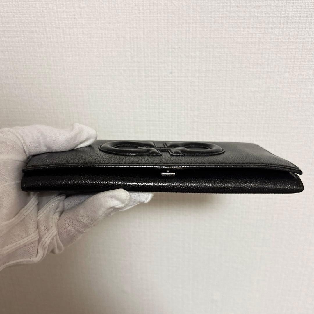 フェラガモ ガンチーニ エンボス ブラック×ゴールドラメ 長財布