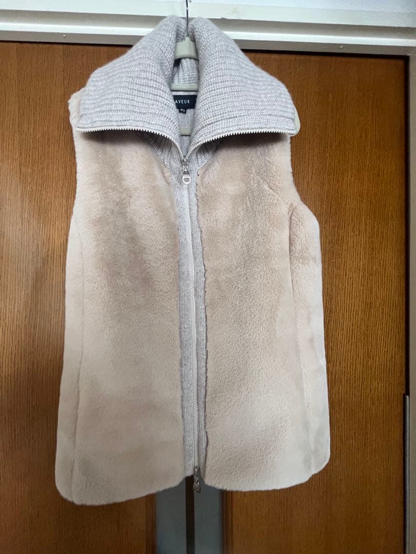 未使用　FAVEUR ベージュのファーとニットのベスト