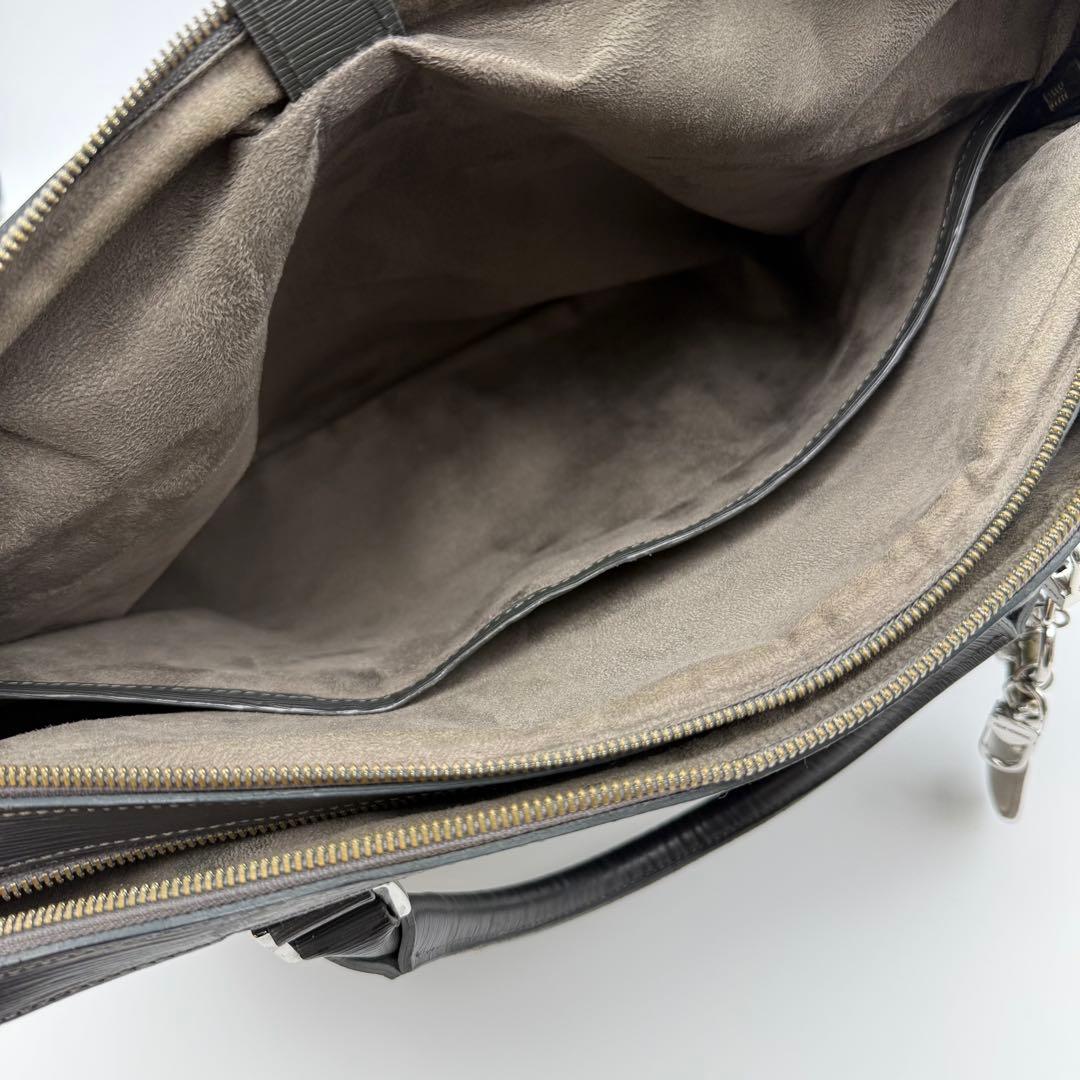 ペッレモルビダ キャピターノ ブリーフケース 2室 オールレザー チャーム付き