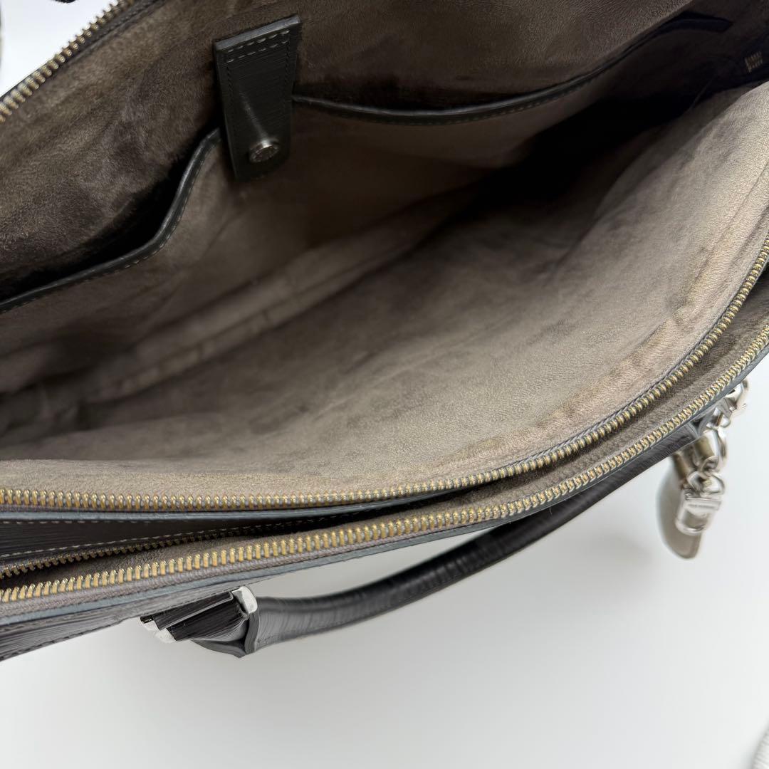 ペッレモルビダ キャピターノ ブリーフケース 2室 オールレザー チャーム付き