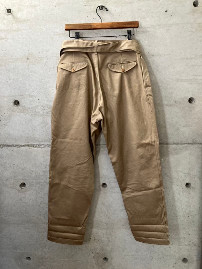 comoli ベルテッド チノパンツ