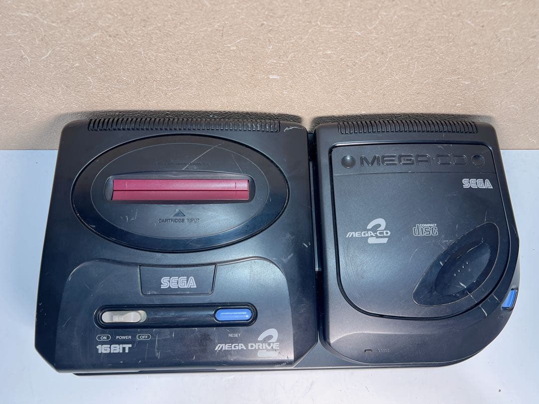 レトロなセガのゲーム機とアクセサリーのコレクション