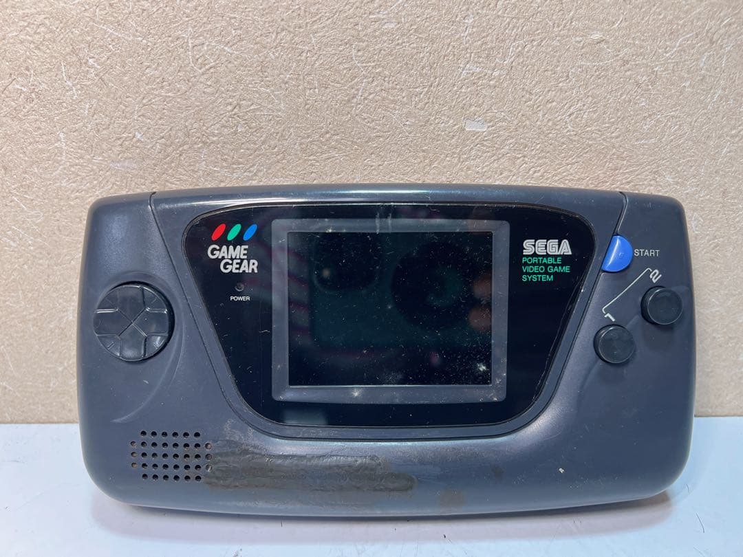 レトロなセガのゲーム機とアクセサリーのコレクション