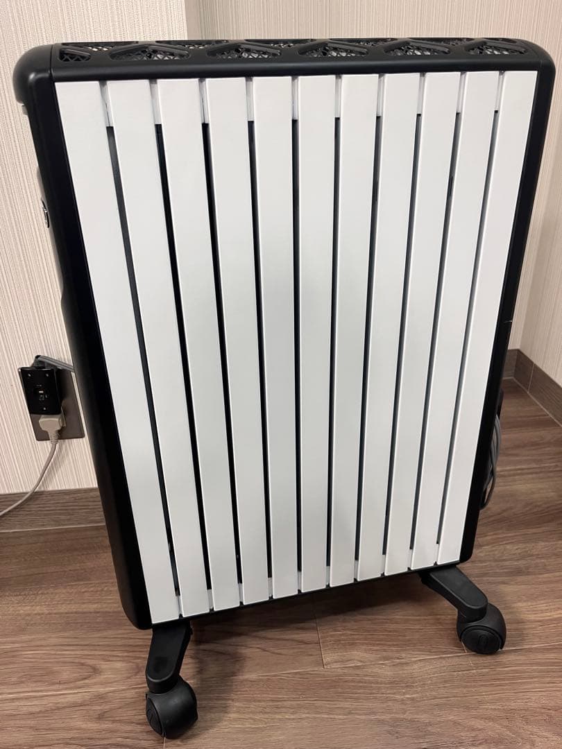 しゃんしゃんさま専用　デロンギ　デジタル表示 電気ヒーター ホワイト/ブラック