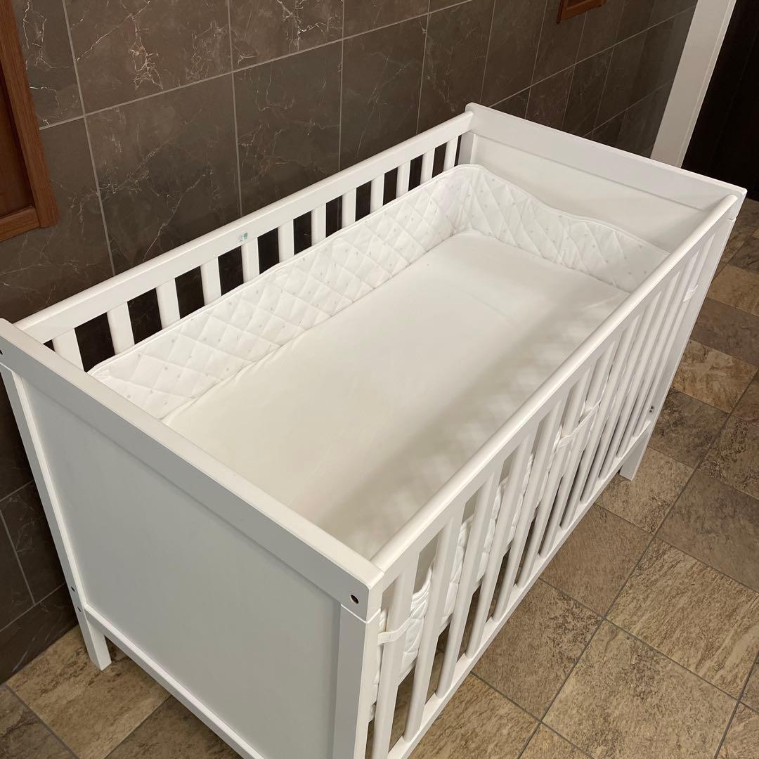 ベビーベッド⭐︎イケア　SUNDVIK マットレス、ベッドバンパー、シーツセット