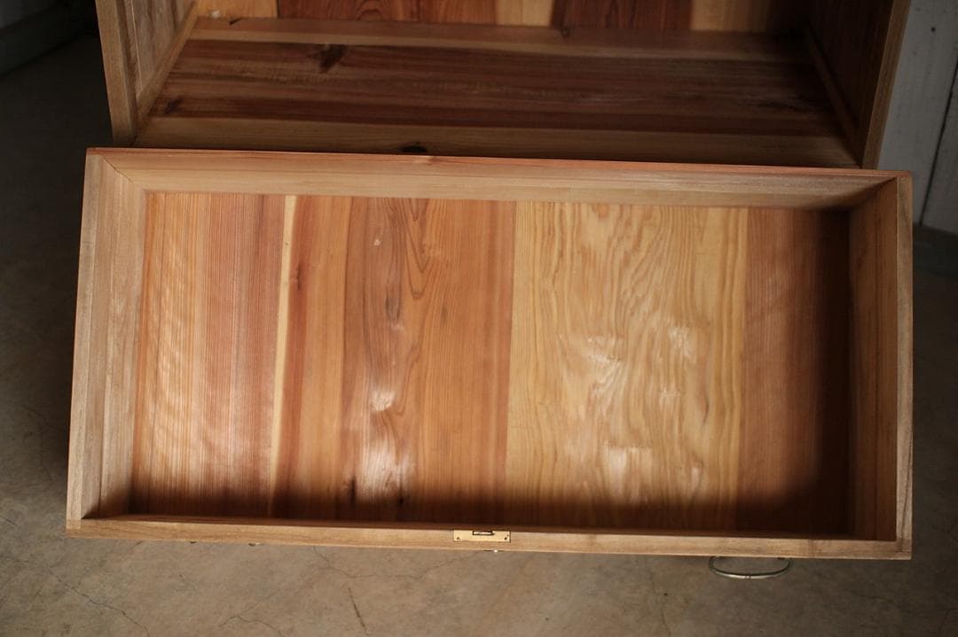 古い木製の引き出し2段　チェスト　桐箪笥　昭和レトロ　タンス　古家具　古民家