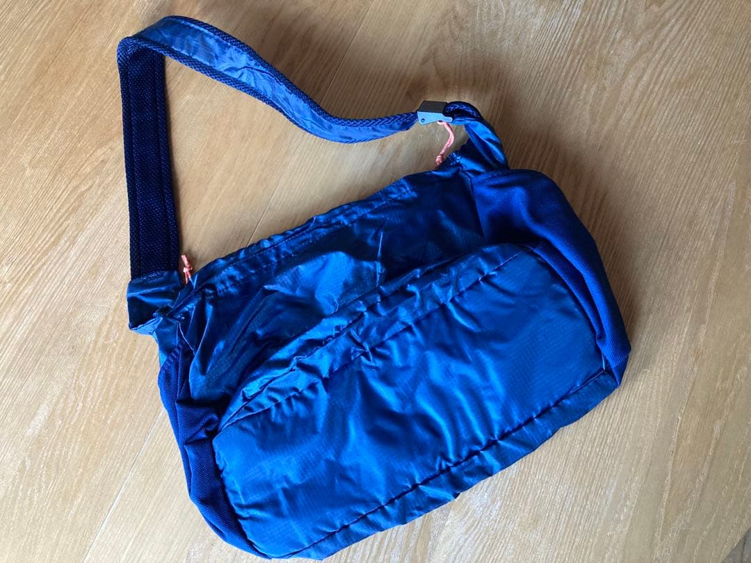 新品　パタゴニア ライトウェイトクーリエ　ショルダーバッグ　ネイビー